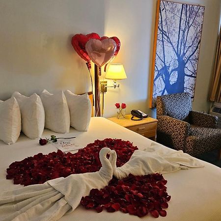 The Cedars Inn Hotel & Convention Centre Gibsons Extérieur photo