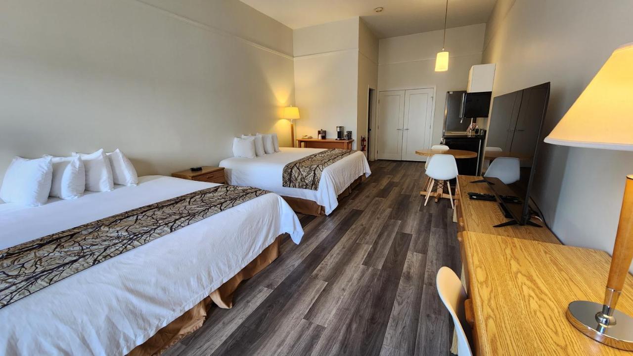 The Cedars Inn Hotel & Convention Centre Gibsons Extérieur photo