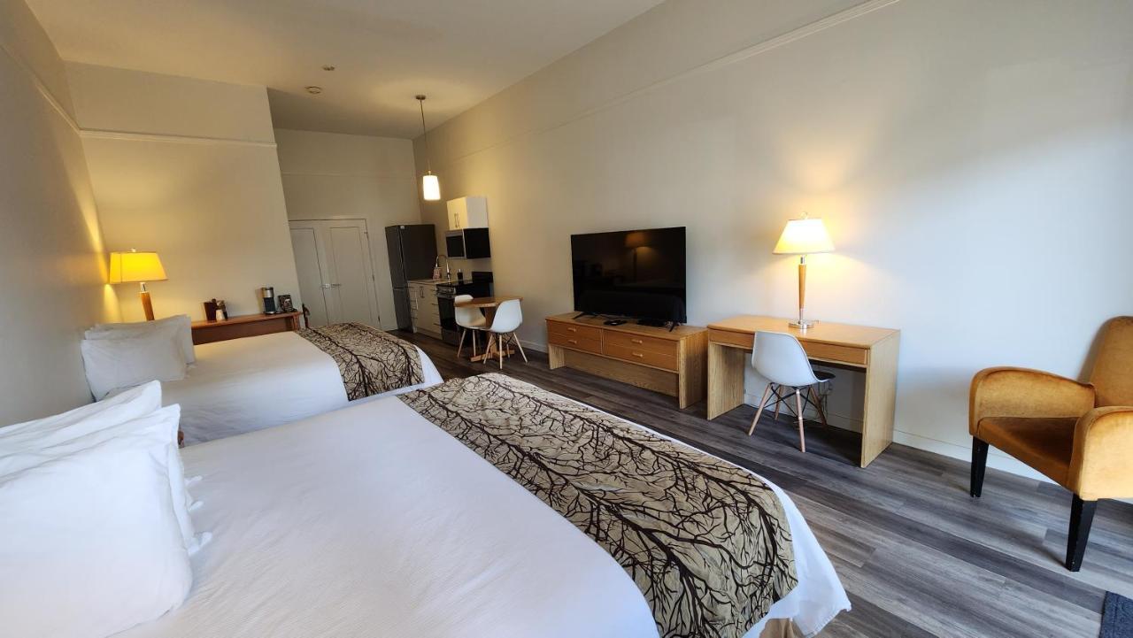 The Cedars Inn Hotel & Convention Centre Gibsons Extérieur photo