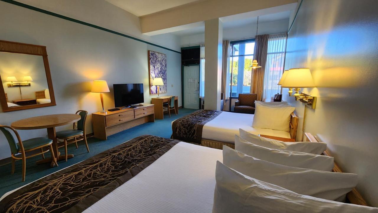 The Cedars Inn Hotel & Convention Centre Gibsons Extérieur photo