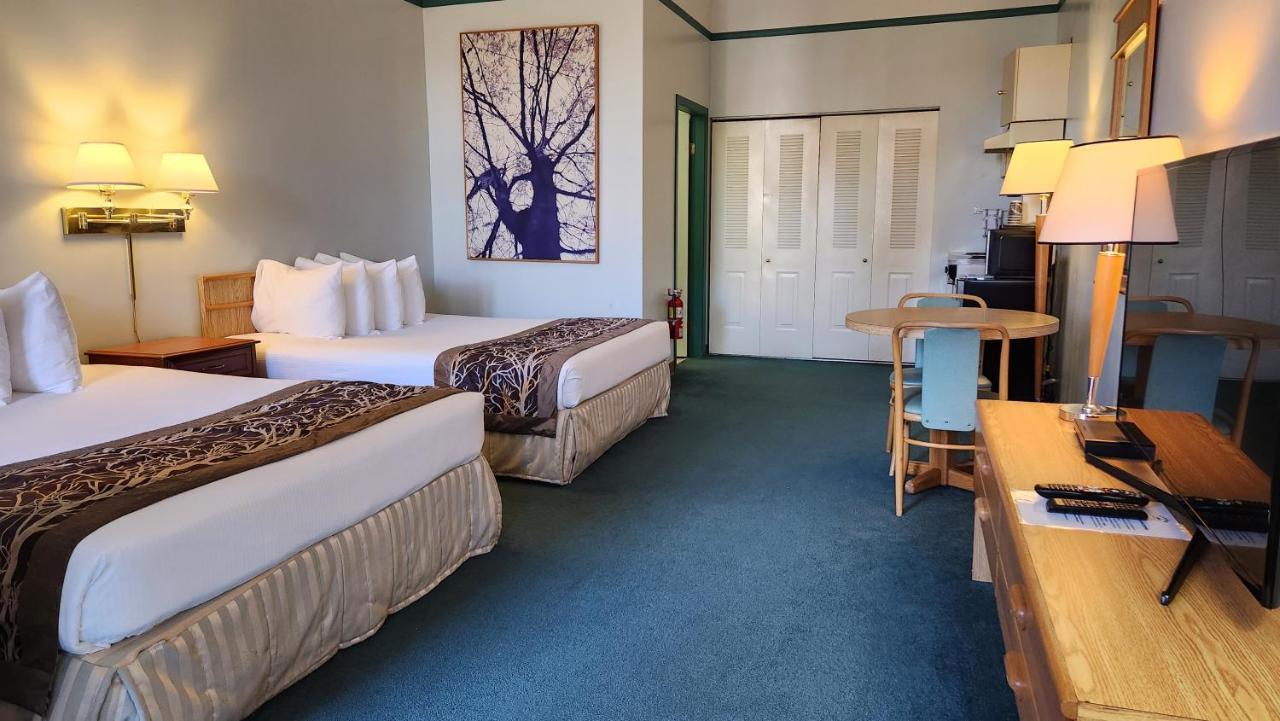 The Cedars Inn Hotel & Convention Centre Gibsons Extérieur photo