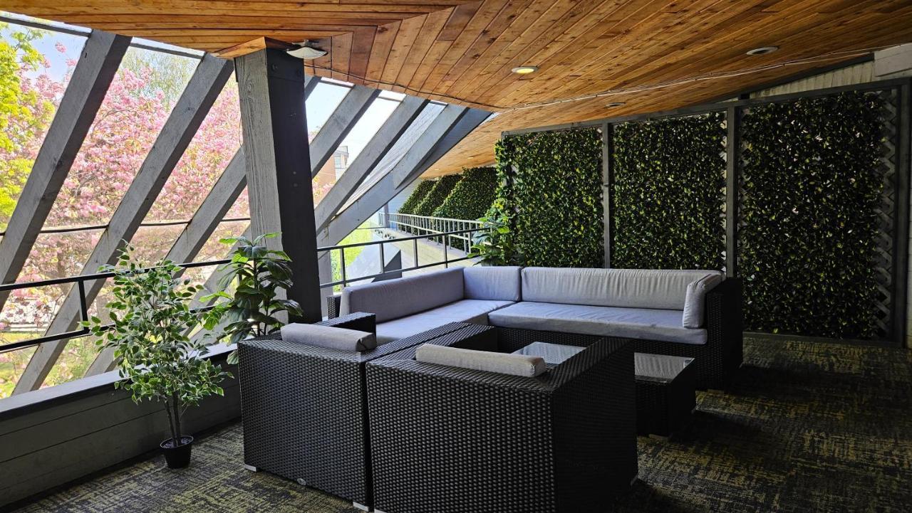 The Cedars Inn Hotel & Convention Centre Gibsons Extérieur photo