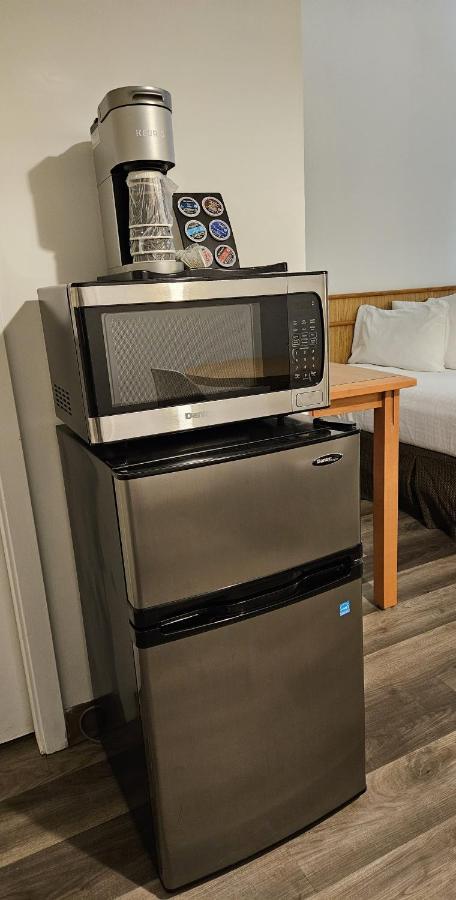The Cedars Inn Hotel & Convention Centre Gibsons Extérieur photo