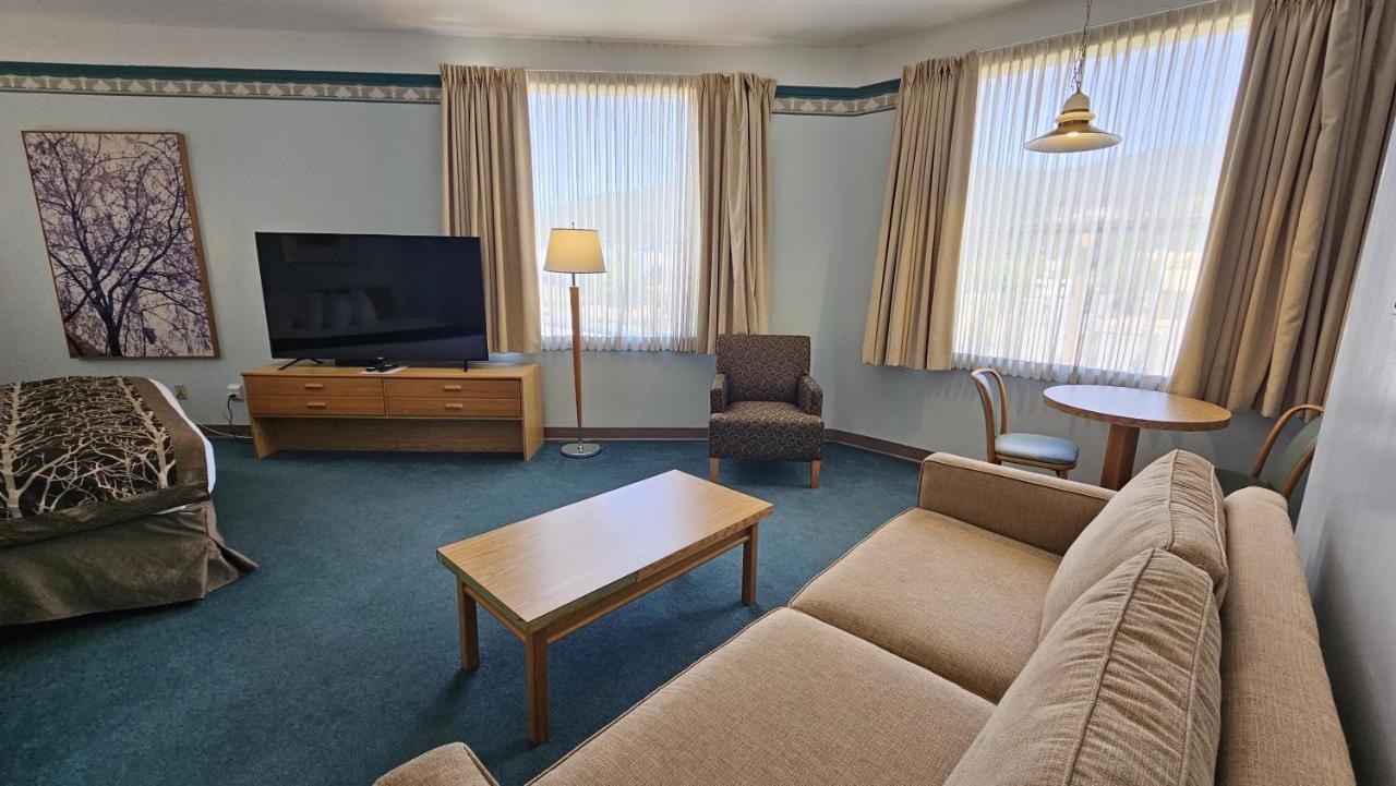 The Cedars Inn Hotel & Convention Centre Gibsons Extérieur photo