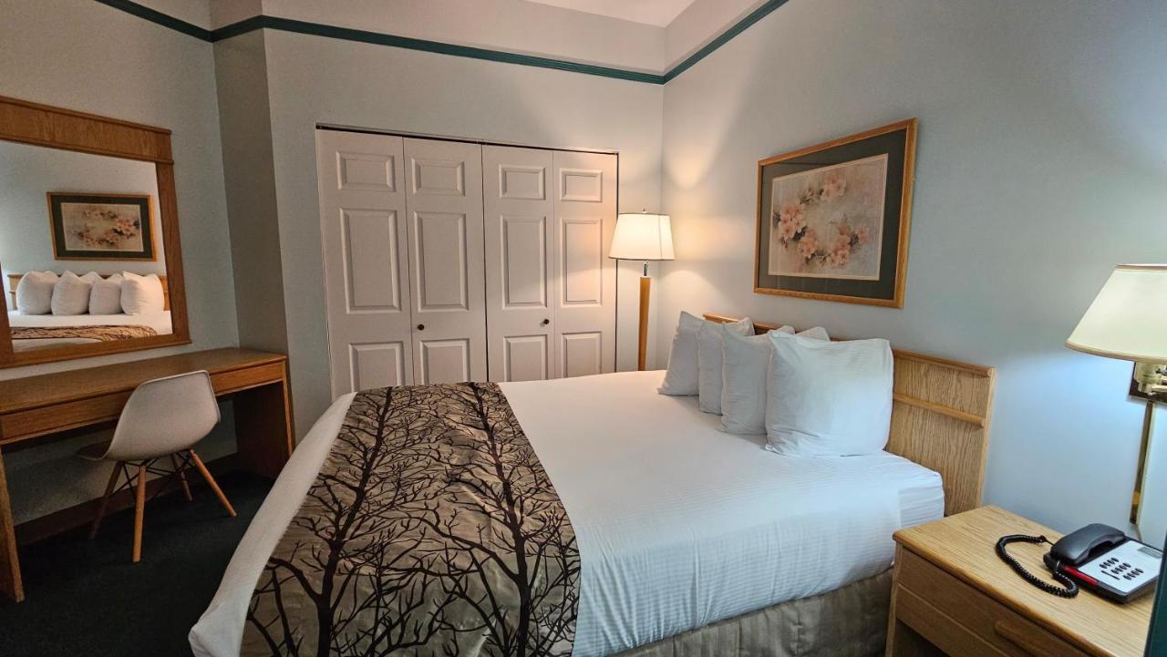 The Cedars Inn Hotel & Convention Centre Gibsons Extérieur photo