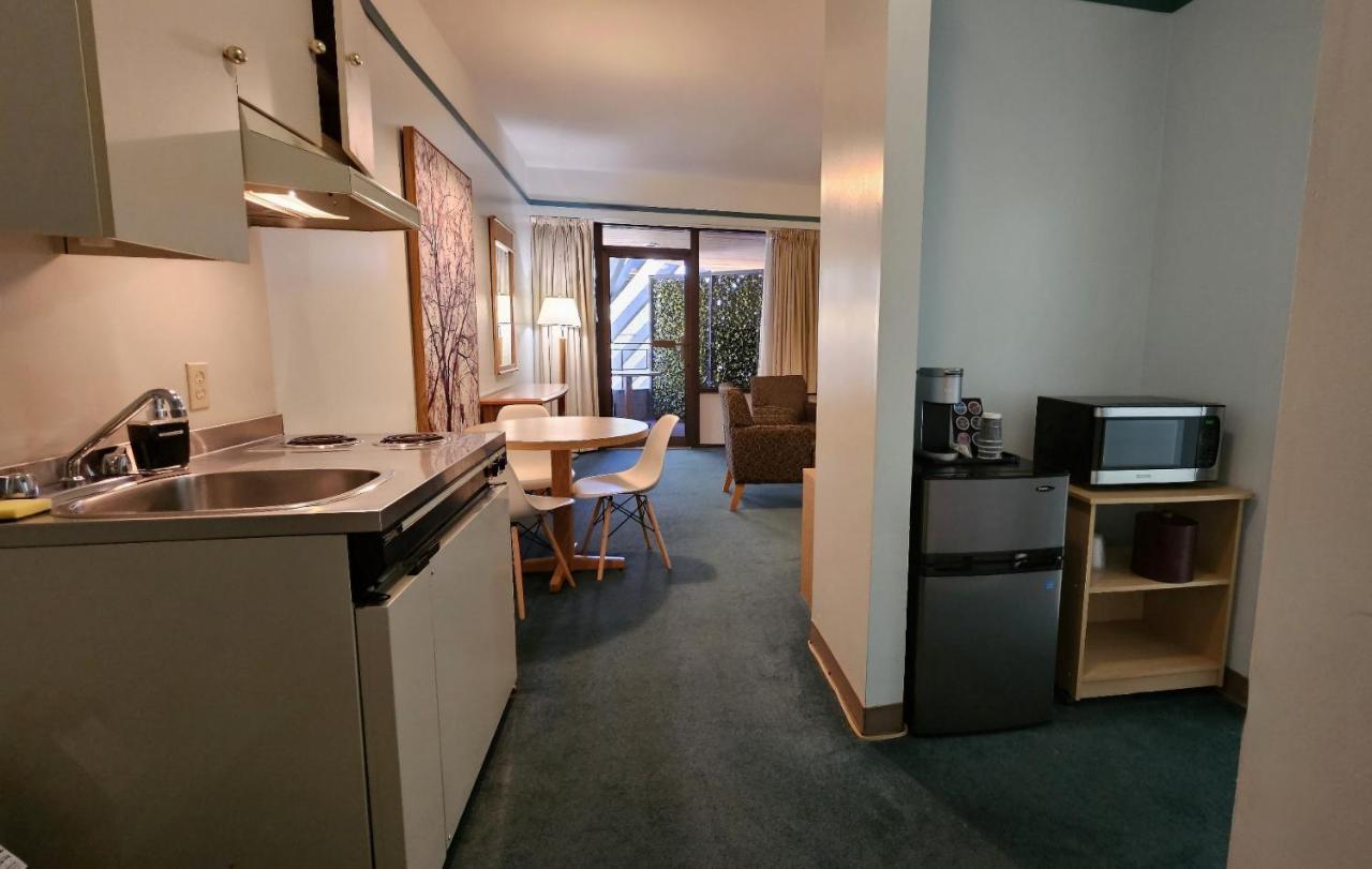 The Cedars Inn Hotel & Convention Centre Gibsons Extérieur photo