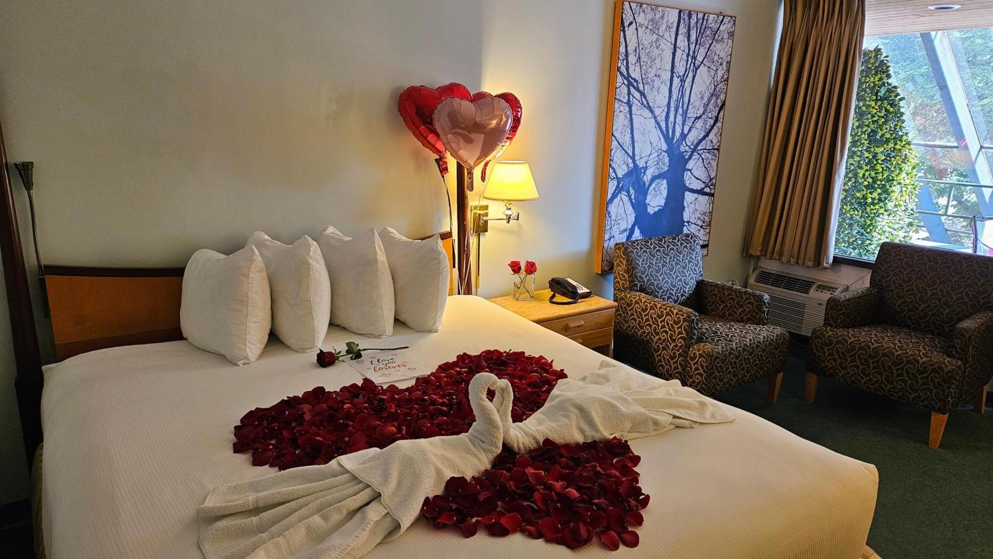 The Cedars Inn Hotel & Convention Centre Gibsons Extérieur photo